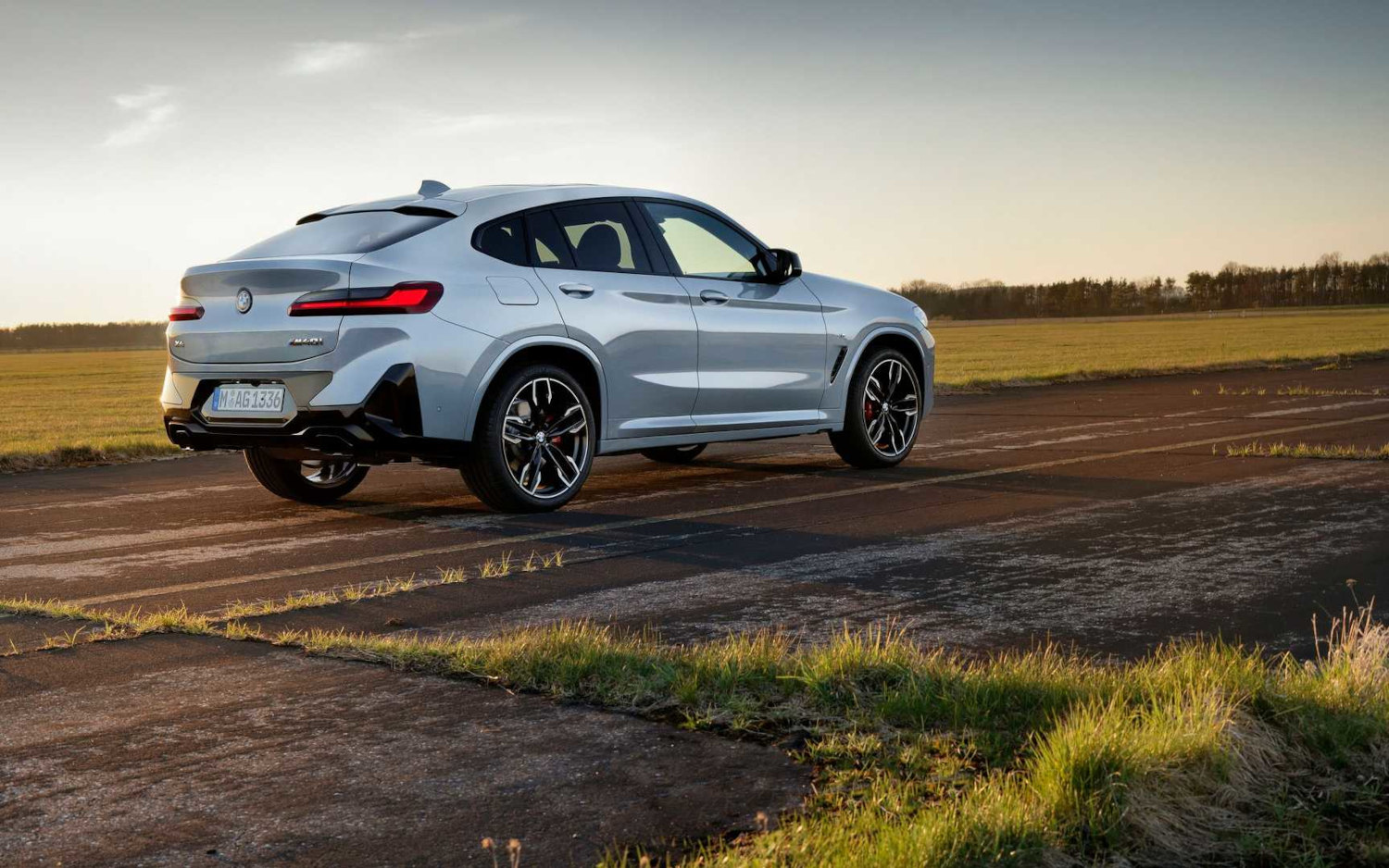 Comparison BMW X4 M40i 2020 vs BMW X4 M40i 2022 SUV Drive